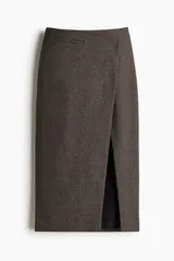 Pollera midi marrón con textura, frente asimétrico cruzado, botones ocultos, bolsillo insertado adelante, bajo recto con tajo adelante y forro interior.