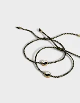 Set de dos pulseras con cordón ajustable y dije de yin yang.