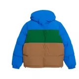 Campera puffer Lacoste con capucha, color block en azul, verde y marrón. Tiene cierre frontal con cremallera, bolsillos laterales con cremallera y logo de la marca bordado en el pecho.