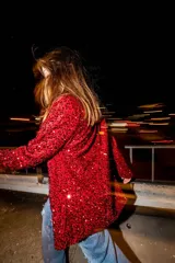 Blazer rojo con lentejuelas, solapas de muesca y corte recto.