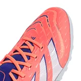 Championes de fútbol 5 Adidas Predator League Tf, diseño unisex color naranja con detalles en azul y blanco.