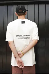 Remera blanca de algodón con estampado en la espalda con la frase "Follow the Waves" y dibujos de conchas marinas en color celeste.