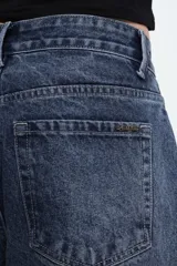 Bermuda de jean azul con lavado ácido, corte ancho y largo a la rodilla.