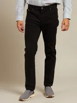 Pantalón color negro de corte clásico, con cinco bolsillos y cierre frontal.