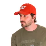 Gorro de béisbol color marrón con logo CAT bordado en negro en el frente. Tiene visera curva y cierre ajustable en la parte posterior.