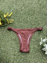 Conjunto de bikini color chocolate, con corpiño triangular fijo con abertura para agregar tazas soft y bombacha colaless regulable.