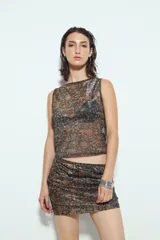 Minifalda ajustada con estampado animal print en tonos marrones y negros, con acabado brillante.