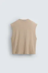 Camiseta sin mangas color beige con estampado de caballos en color borgoña.