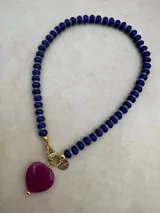 Collar de cuentas de colores con dije de corazón.