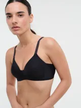 Soutien con aro, color lila, con breteles regulables y espalda con gancho.