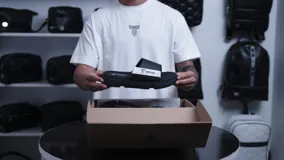 Chanclas negras con tira ancha blanca con el logo de la marca Tiffosi.