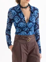 Pantalón negro de tiro alto, estilo mom fit, confeccionado en poplin con spandex. Presenta tablas en la cintura con cinto de hebilla de cadena dorada, canesú y pinzas delanteras.