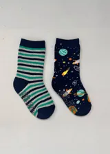Pack de dos pares de medias de media caña con felpa. Un par a rayas horizontales verdes y grises sobre fondo azul marino. Un par azul marino con estampado de planetas, estrellas y cohetes.