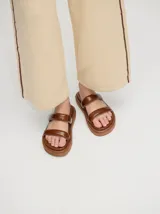 Sandalias de cuero vacuno color marrón con acabado brillante y plataforma de 3 cm.