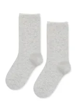 Par de medias de caña media color gris jaspeado con borde superior blanco.