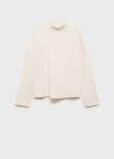 Sweater de poliéster color crudo, con cuello alto y mangas largas.