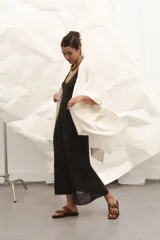 Capa color crudo confeccionada en tejido de lana con terminación desflecada.