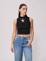 Top corto blanco de algodón con cuello alto.