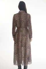 Vestido midi camisero de gasa con estampado animal print de leopardo, cuello camisero, manga larga con puños abotonados, cierre frontal con botones y forro interior en la falda.