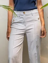 Musculosa azul marino de punto canalé con cuello redondo y sisas anchas.