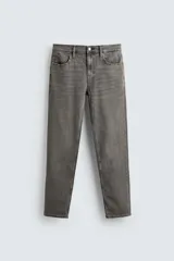 Pantalón de jean gris oscuro, de corte slim fit, con tiro medio, cinco bolsillos, efecto lavado y cierre frontal con cremallera y botón.