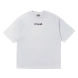 Remera blanca de corte oversize con estampa en la espalda con la frase "Need Money For Porsche" en color negro.