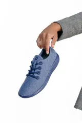 Zapatilla azul de lana merino con cordones y suela de EVA.