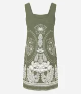 Vestido corto sin mangas color verde con estampado floral blanco, escote cuadrado y breteles anchos.