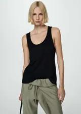 Musculosa negra de tirantes finos y escote redondo.