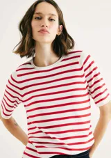 Camiseta de punto con rayas horizontales rojas y blancas, cuello redondo y mangas cortas.