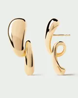 Aros dorados con forma de gancho y detalle de la marca PD Paola.