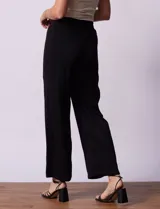 Pantalón plisado negro marca Liv Los Angeles, de corte palazzo y pretina ancha elastizada.