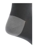 Calcetines largos de vestir color gris oscuro con diseño de rombos en gris claro y gris medio.