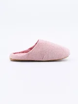 Pantuflas rosadas a rayas horizontales blancas, con interior liso rosado y suela marrón.