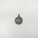 Dije redondo de plata 925 con la imagen de San Benito y la inscripción "Por tu poder venga la paz".