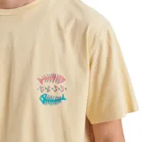 Remera color crema de manga corta con estampado de esqueleto de pez en el pecho.