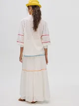 Falda larga blanca de broderie de algodón con detalle de galones con transparencias, pretina elástica con cordones ajustables y forro jacquard.