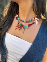 Collar corto con cuentas de resina, corales naturales, nácar, cuentas reconstituidas y cristales checos. Se cierra con cadena de acero quirúrgico y ganchito para regular el largo.