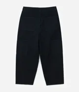 Pantalón negro de sarga, corte skater, con bolsillos grandes y recortes deslocados.