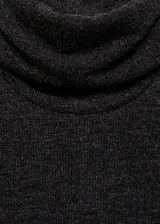 Vestido midi de punto color marrón con cuello alto y mangas largas.