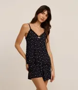 Conjunto de pijama Lov de dos piezas confeccionado en microfibra con estampado de brillos. Incluye blusa de breteles finos ajustables con detalle de encaje en el escote y short con cintura elástica.