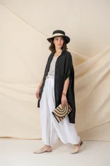 Camisa larga verde salvia de viscosa y tencel, con calce holgado y bolsillos laterales.