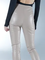 Pantalón de cuero negro de tiro alto, corte ajustado y largo hasta el tobillo.
