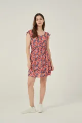 Vestido corto con estampado floral multicolor, escote redondo y mangas cortas con volados.