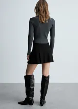 Minifalda negra de corte evasé.