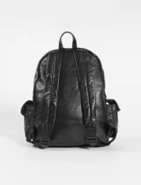 Mochila negra de cuero sintético con múltiples bolsillos frontales con cierre y broche.
