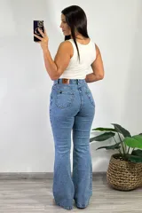 Pantalón de jean Oxford de tiro alto, color celeste claro.