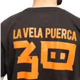 Remera negra de manga corta con cuello redondo y estampado frontal con el logo de La Vela Puerca.