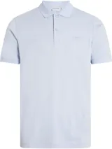 Chomba celeste de algodón orgánico, corte slim, cuello clásico con dos botones, manga corta, puños de punto, aberturas laterales y logo bordado en el pecho.