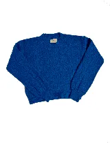 Sweater azul con diseño de ochos y cuello redondo.
